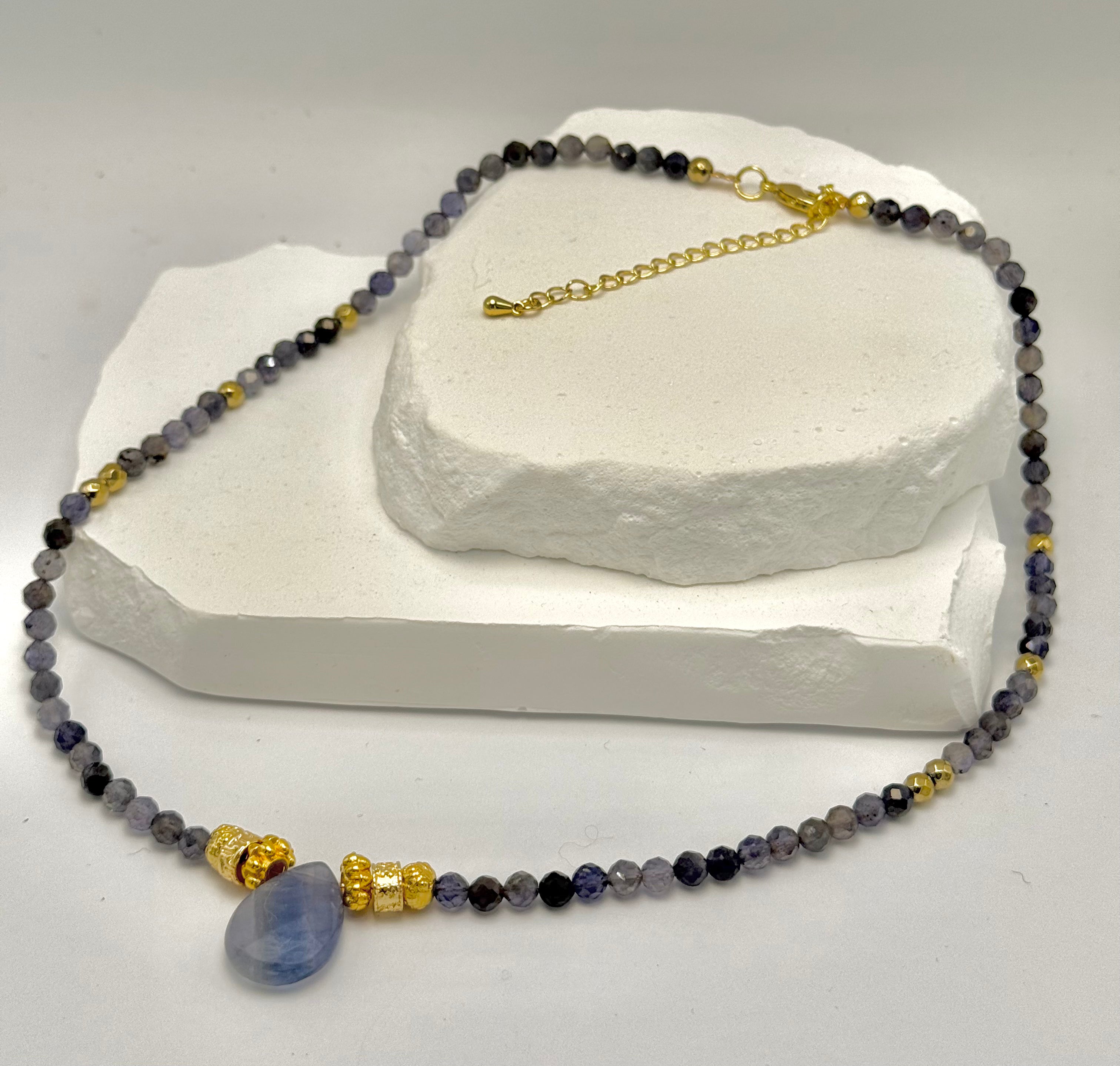 Collier SALAJ – Sodalite  et plaqué or