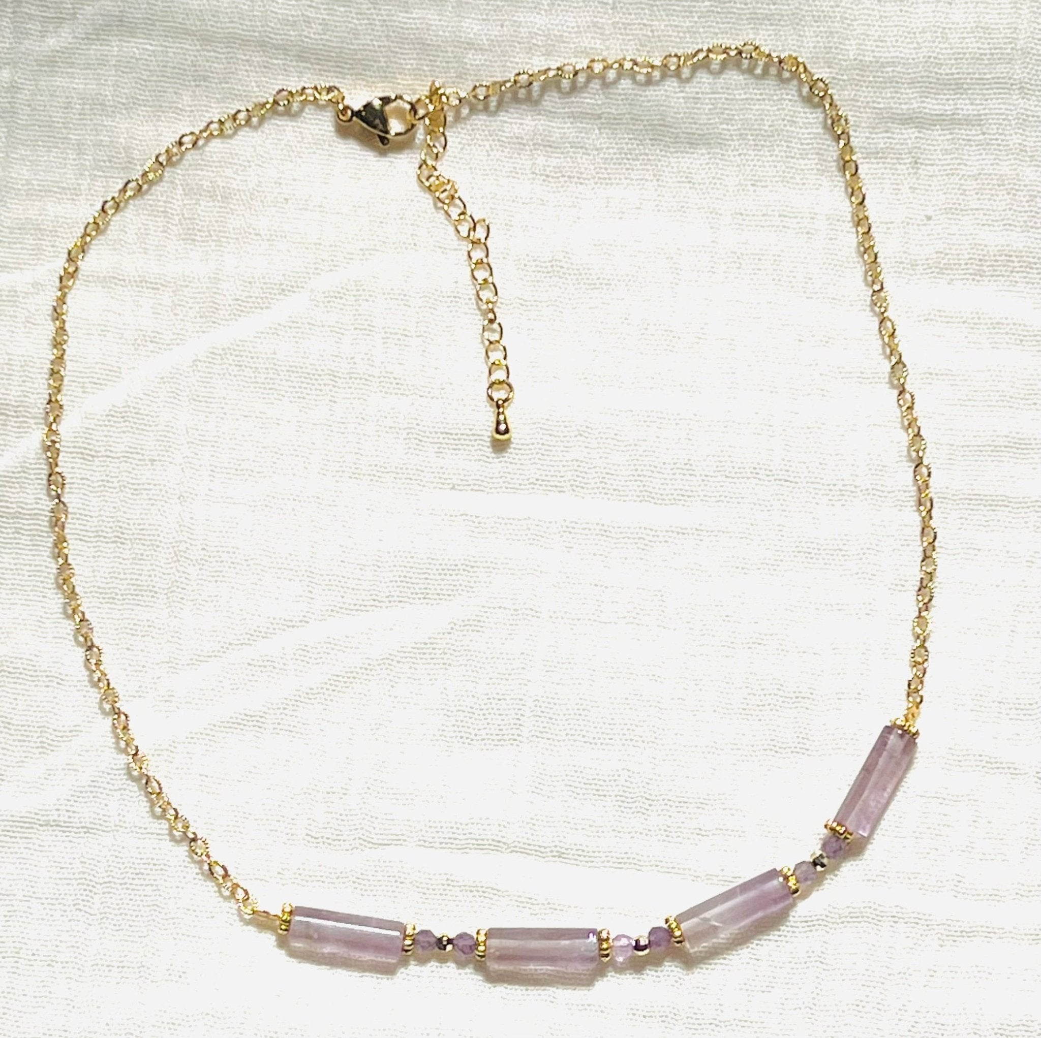BALJEET collier plaqué or avec Pierres semi - précieuses Améthyste. - Inès & Zoé