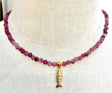 Collier Chandra – Grenat Rhodonite et Plaqué Or - Inès & Zoé