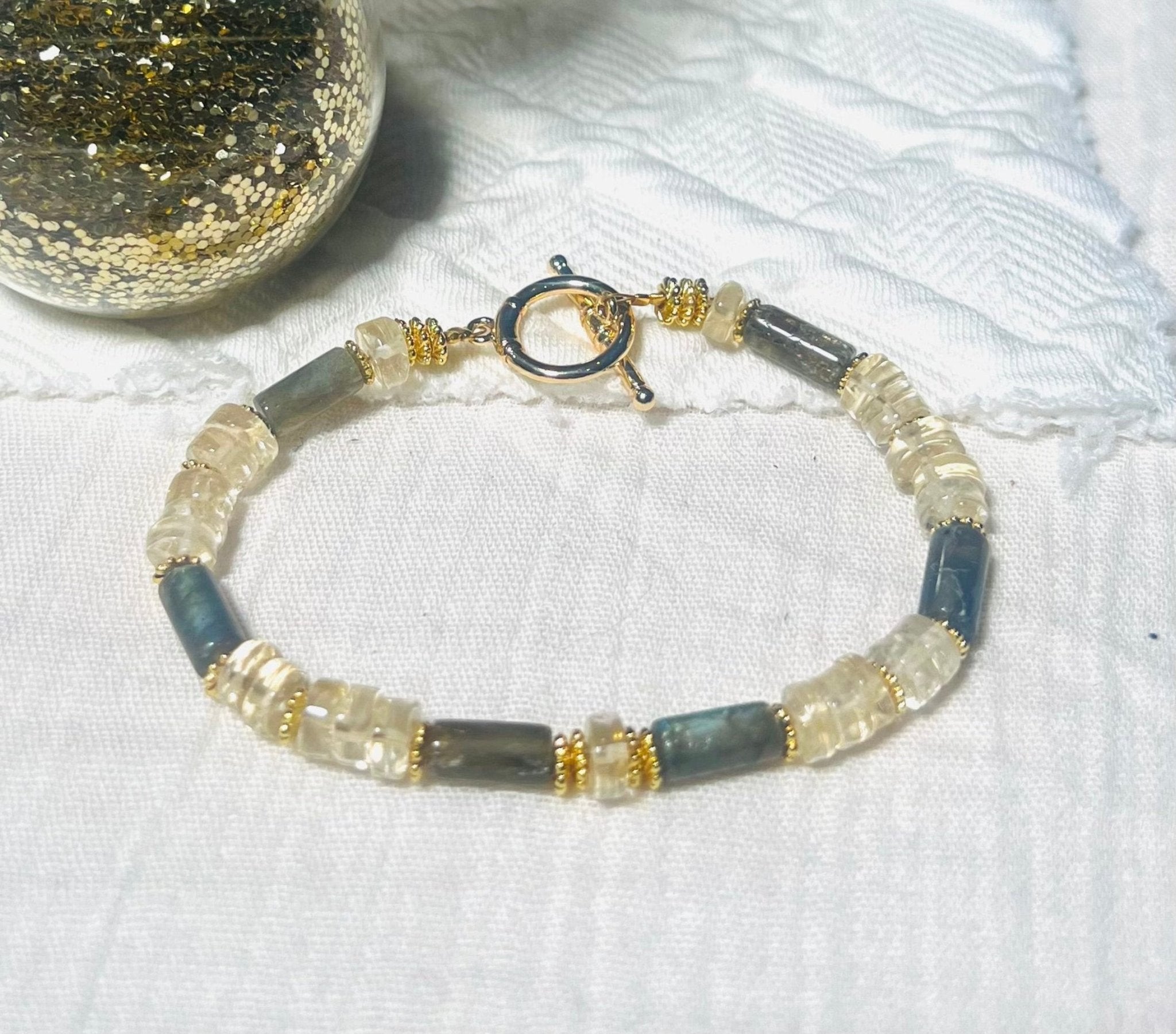 HARI Bracelet en plaqué or avec pierres semi - précieuses Labradorite et Citrine. - Inès & Zoé