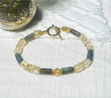 HARI Bracelet en plaqué or avec pierres semi - précieuses Labradorite et Citrine. - Inès & Zoé