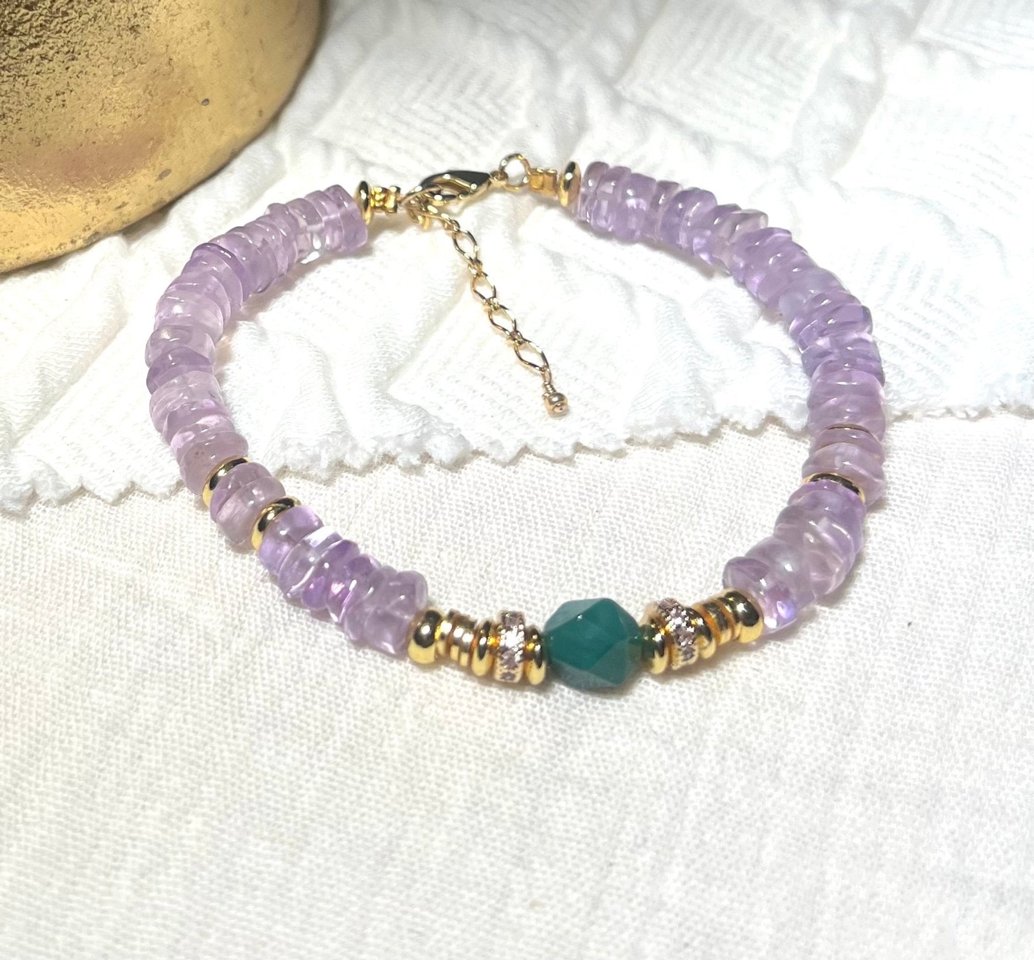 JAYA Bracelet en plaqué or avec pierres semi - précieuses Améthyste - Inès & Zoé