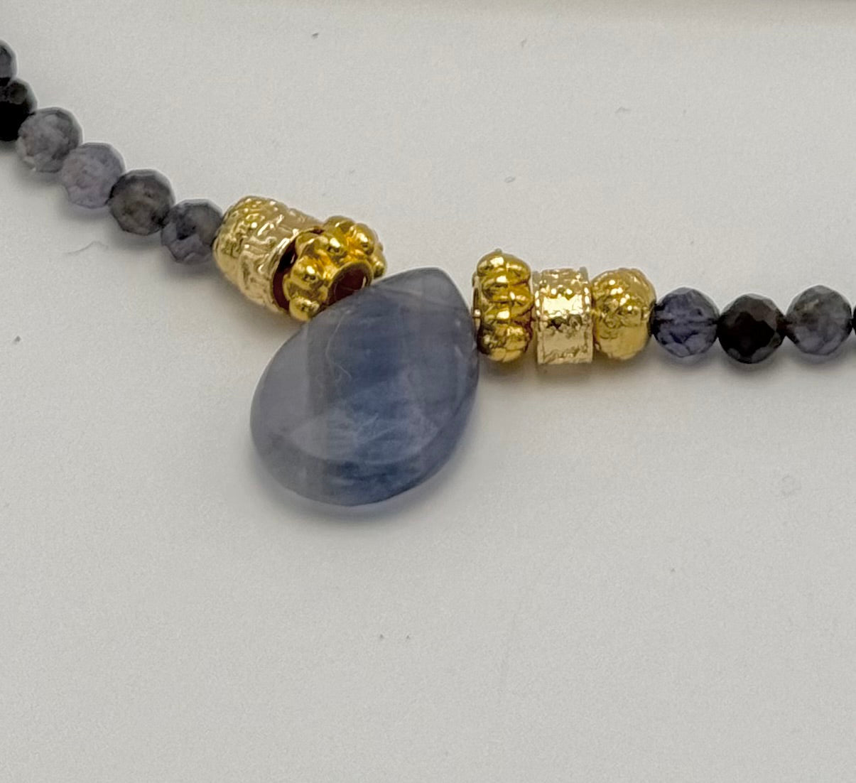 SALAJ collier plaqué or avec Pierres semi - précieuses Sodalite - Inès & Zoé