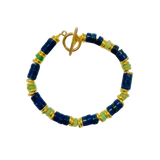 AMRIT  Bracelet en plaqué or avec pierres semi-précieuses Lapis Lazuli et aventurine.