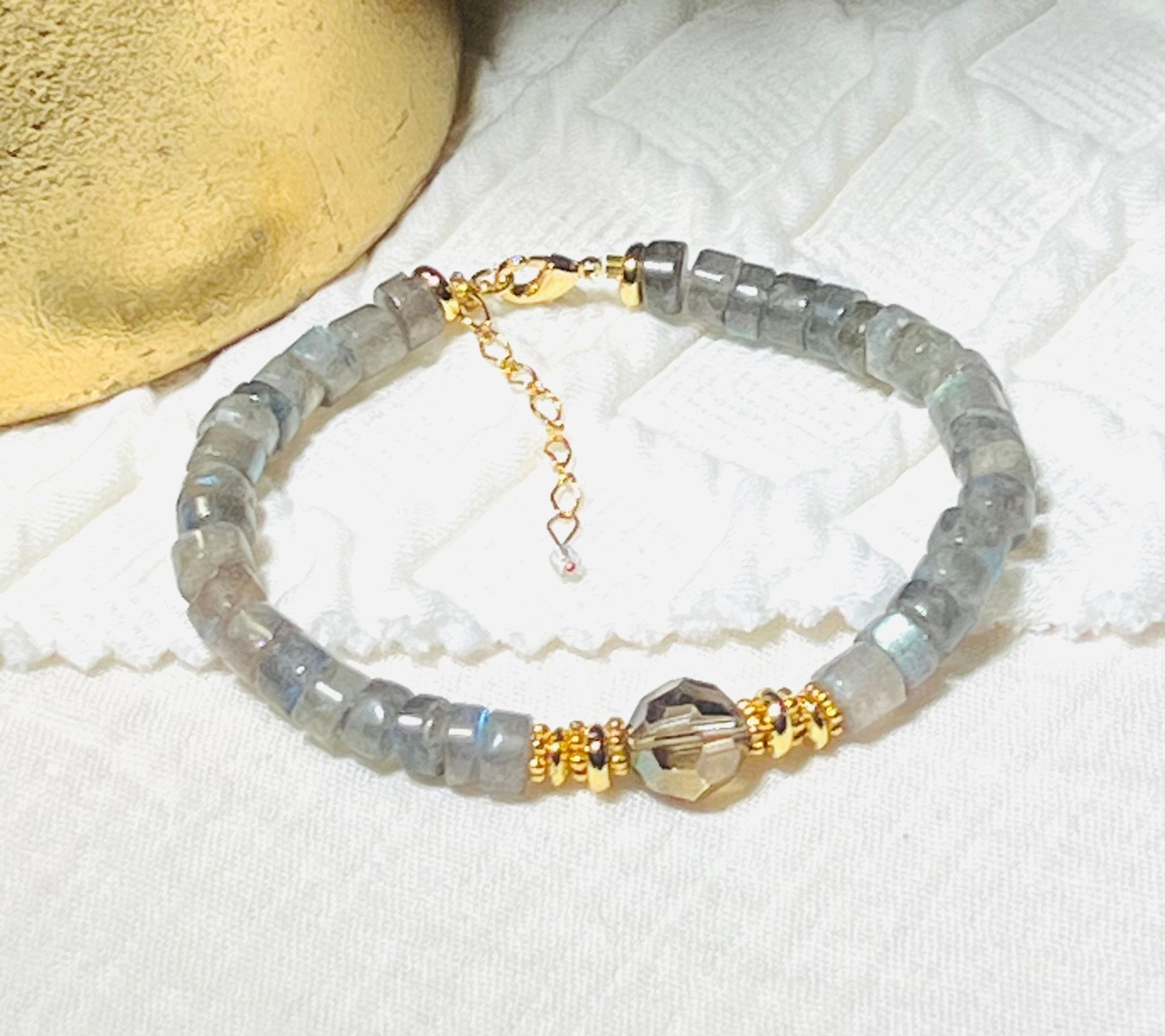 BALA  Bracelet en plaqué or avec pierres semi-précieuses Labradorite.