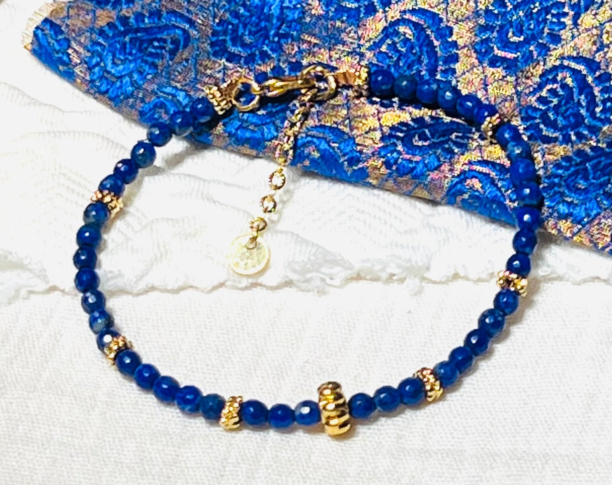 CHANDRA  Bracelet en plaqué or avec pierres semi-précieuses Lapis Lazuli.