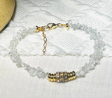 KIRTAN  Bracelet en plaqué or avec pierres semi-précieuses Quartz blanc.