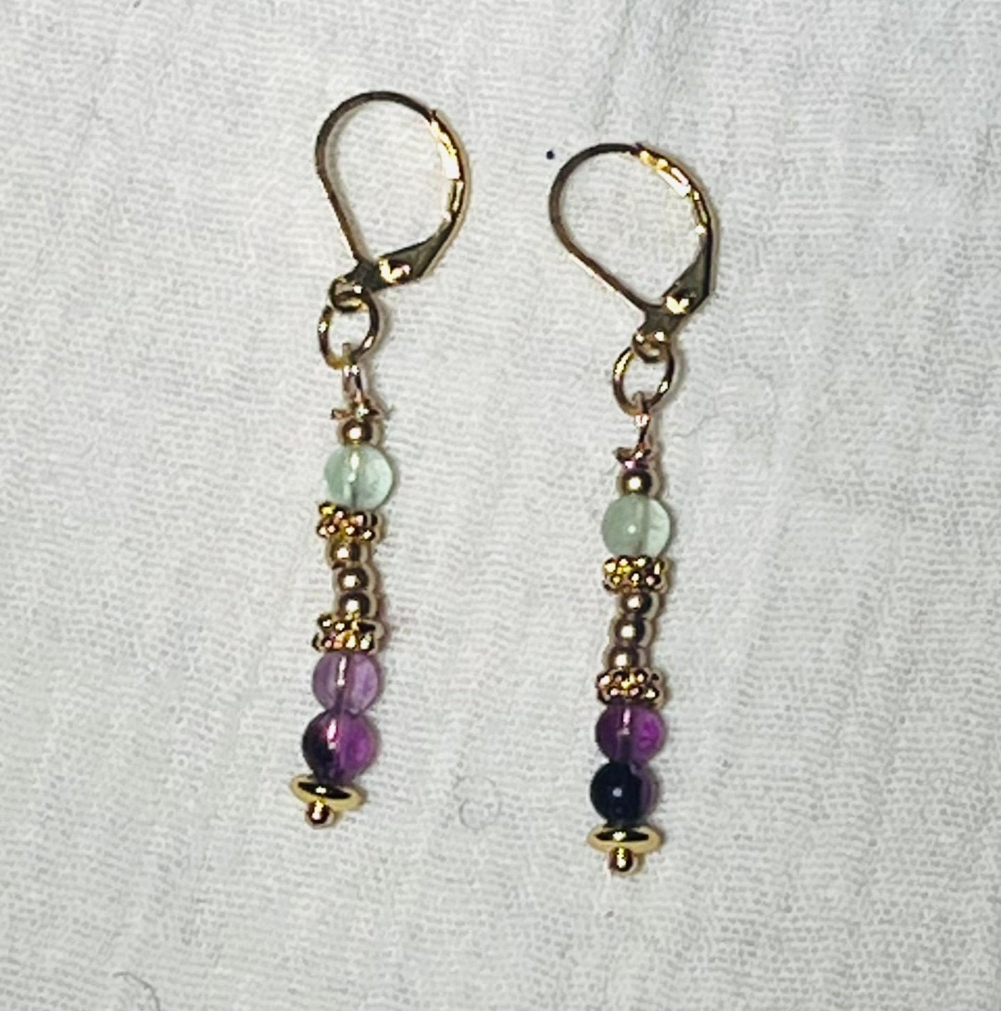 HAMSA Boucles d'oreilles en plaqué or et Pierres semi-précieuses Améthyste et Fluorite.