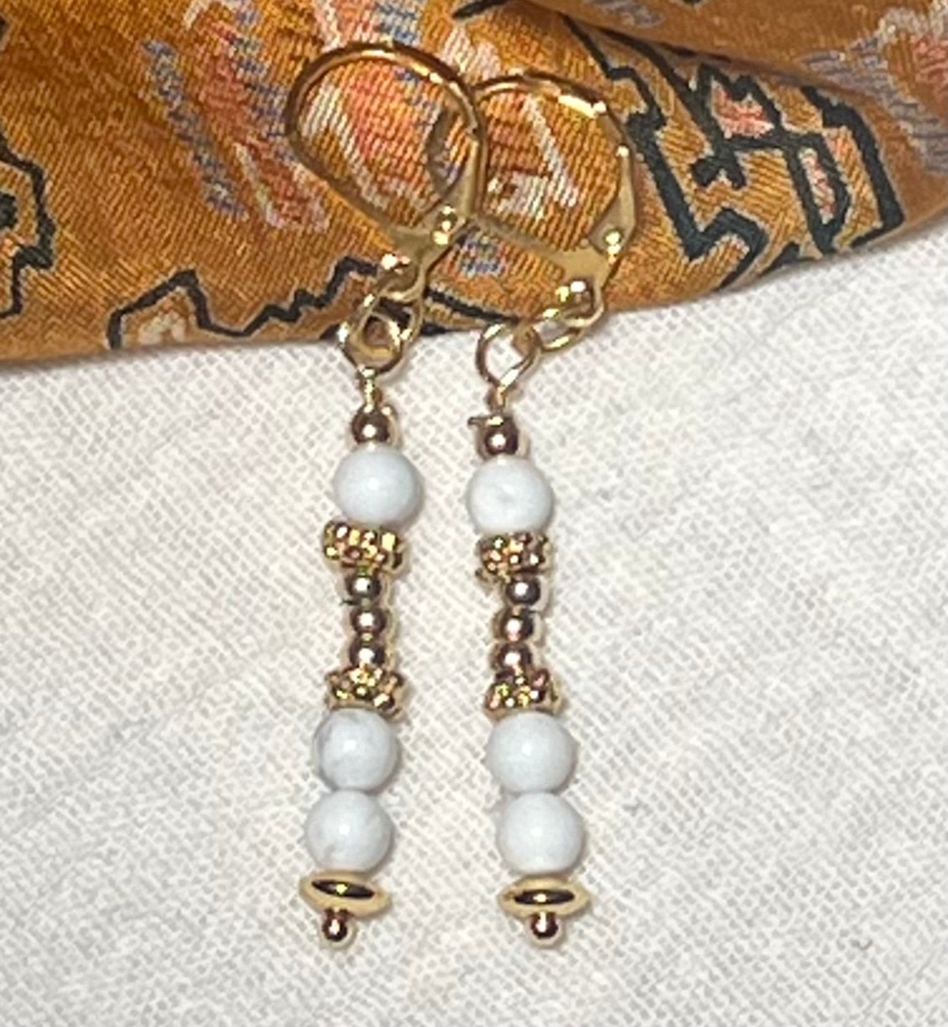 ILA Boucles d'oreilles en plaqué or et Pierres semi-précieuses Howlite.