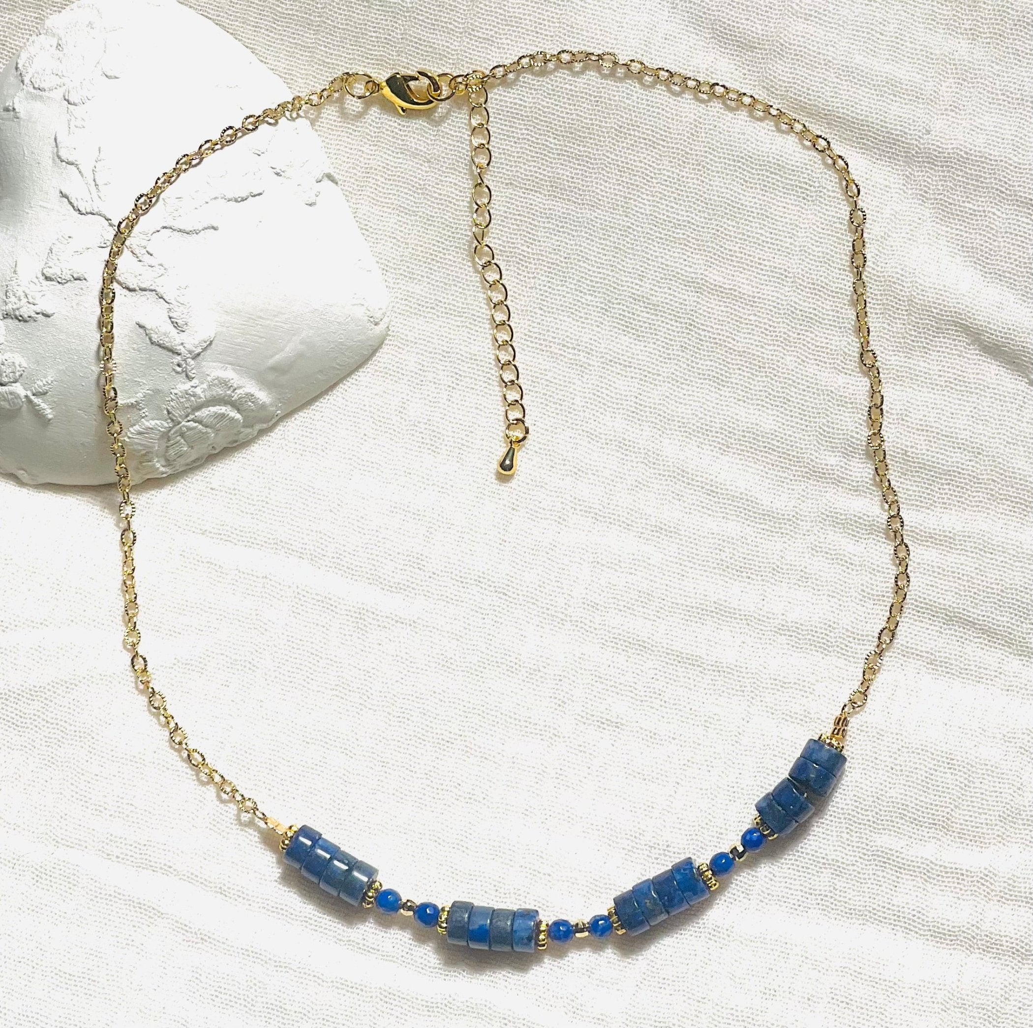 BALJEET collier plaqué or avec Pierres semi-précieuses Lapis Lazuli.