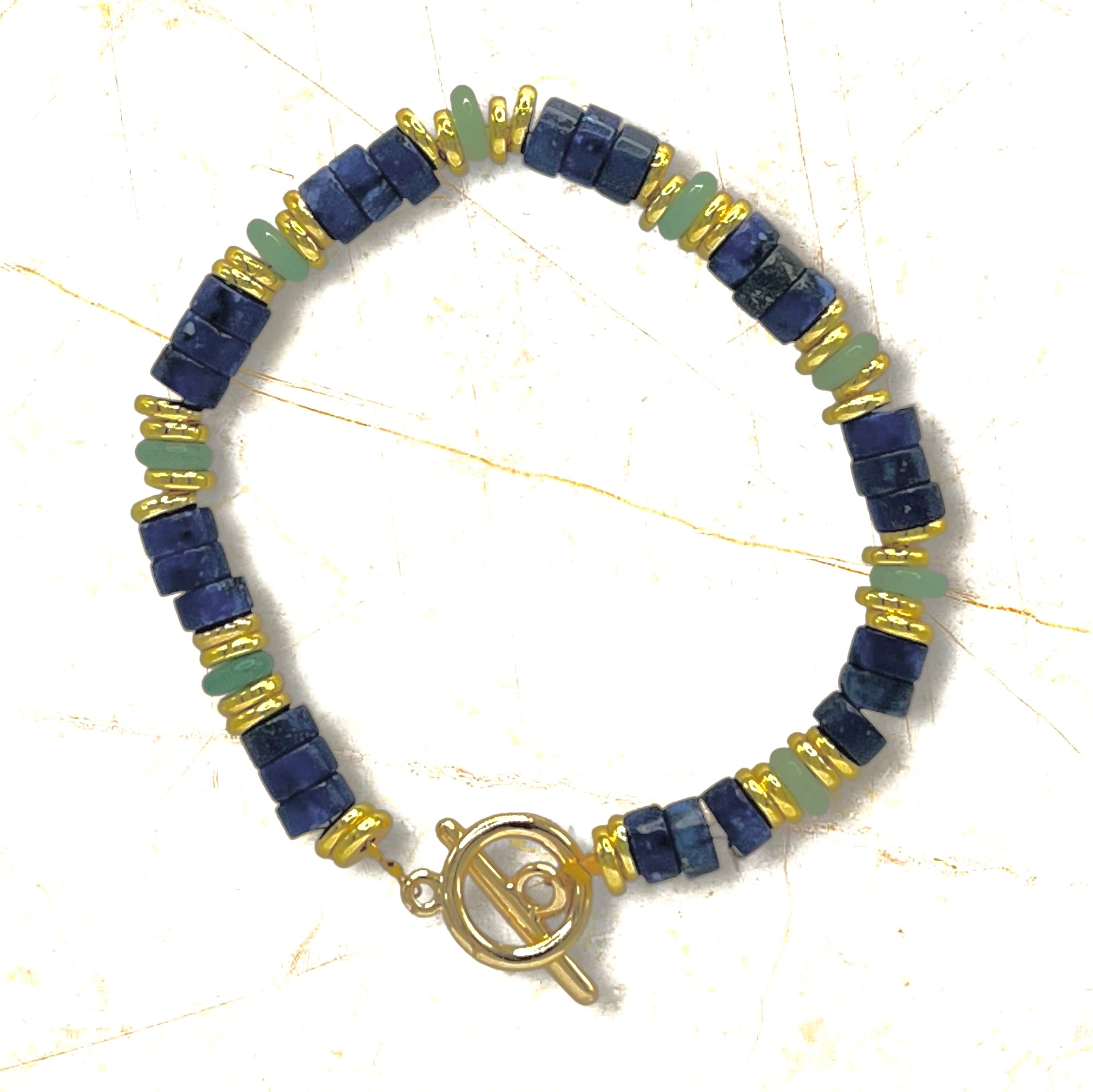 AMRIT  Bracelet en plaqué or avec pierres semi-précieuses Lapis Lazuli et aventurine.