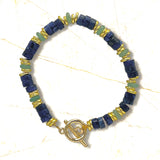 AMRIT  Bracelet en plaqué or avec pierres semi-précieuses Lapis Lazuli et aventurine.