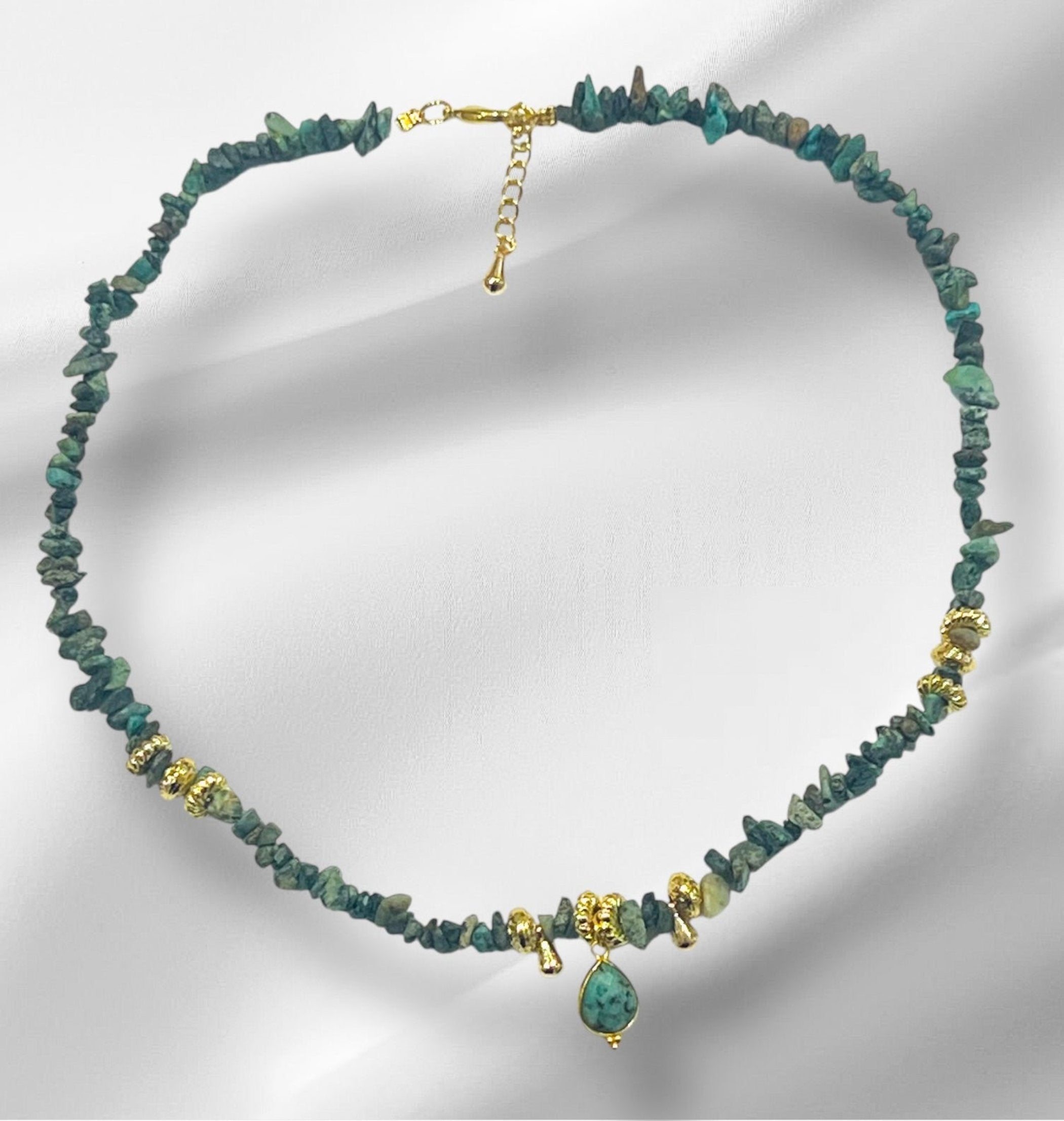 OMKAR collier plaqué or avec Pierres semi-précieuses Turquoise Africaine.