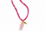 Sautoir OOJAM Fuchsia – perles bicolores fuchsia et rose poudré avec pendentif poisson en quartz rose et charm doré plaqué or | Inès & Zoé
